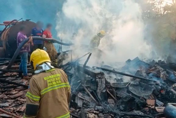 Inc&ecirc;ndio destr&oacute;i barrac&atilde;o de quase 100 anos e mata animais em inc&ecirc;ndio no interior