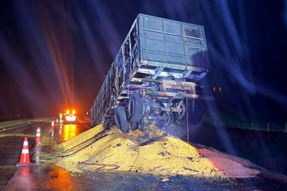 Bitrem carregado com milho pega fogo e interdita faixa da BR-163 
