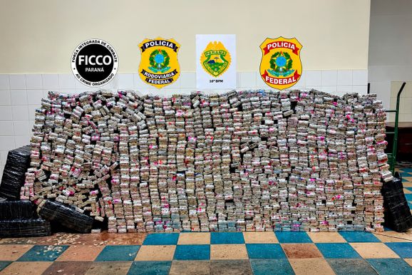 Caminhoneiro &eacute; preso ap&oacute;s policiais encontrarem mais de 1 tonelada de maconha na carga