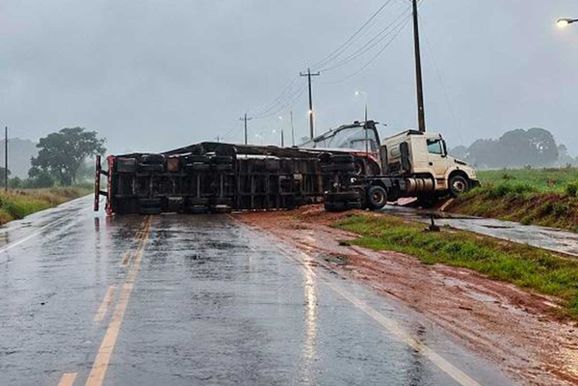 Carreta de gr&atilde;os tomba e bloqueia parte da PR-495 entre Pato Bragado e Entre Rios do Oeste