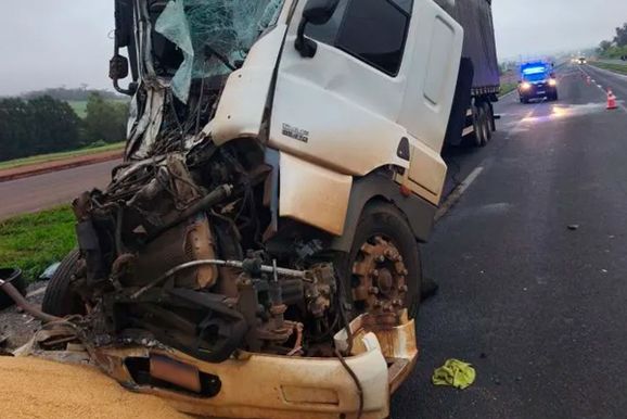 Colis&atilde;o entre duas carretas deixa homem ferido na BR-163