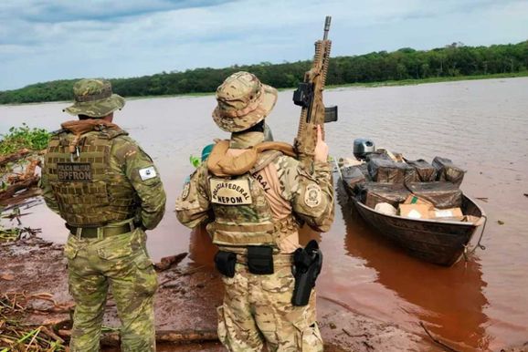 Embarca&ccedil;&atilde;o com cigarros e agrot&oacute;xicos ilegais &eacute; interceptada na regi&atilde;o