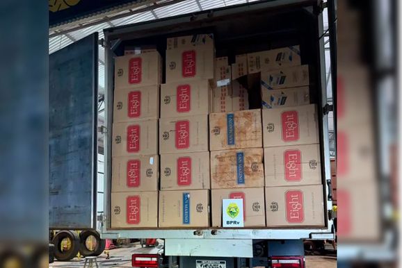 Fiscaliza&ccedil;&atilde;o intercepta caminh&atilde;o com 40 mil pacotes de cigarros paraguaios