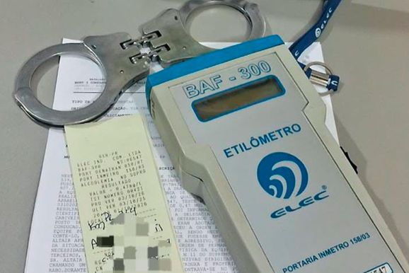 Homem &eacute; preso ap&oacute;s ser flagrado dirigindo sob efeito de &aacute;lcool