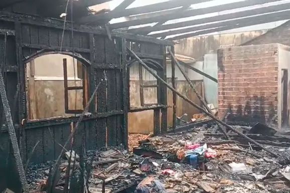 Inc&ecirc;ndio destr&oacute;i casa de madeira e fam&iacute;lia perde tudo na regi&atilde;o