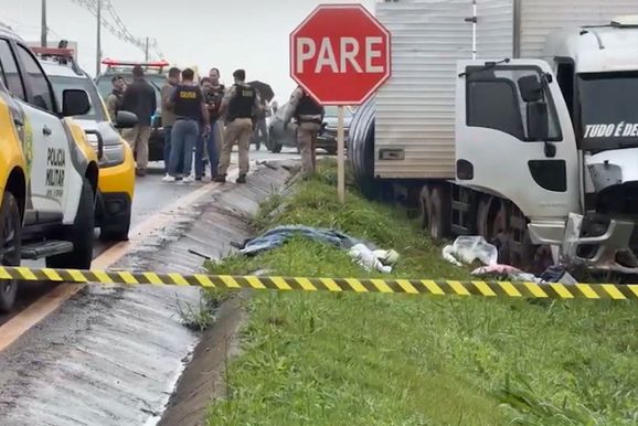 Persegui&ccedil;&atilde;o policial termina com caminh&atilde;o batido, dois baleados e cachorro morto na regi&atilde;o