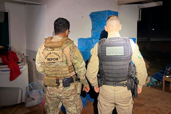 Pol&iacute;cia apreende 15,5 mil ma&ccedil;os de cigarros paraguaios em dep&oacute;sito clandestino no interior