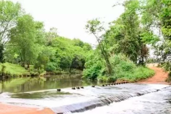Ponte Molhada fica submersa ap&oacute;s fortes chuvas e bloqueia passagem no interior de Missal