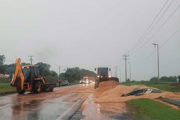 Tr&acirc;nsito &eacute; liberado ap&oacute;s tombamento de carreta na PR-495 entre Pato Bragado e Entre Rios