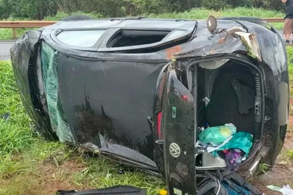 Tr&ecirc;s pessoas ficam gravemente feridas ap&oacute;s capotamento de carro na BR-163