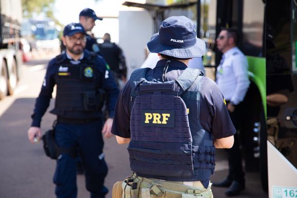 PRF realiza opera&ccedil;&atilde;o para fiscalizar ve&iacute;culos de transporte de passageiros 