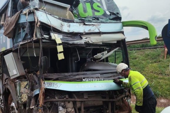 PRF atende acidente envolvendo &ocirc;nibus e caminh&atilde;o na BR-277 