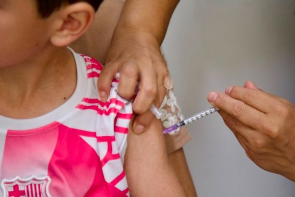Vacina&ccedil;&atilde;o estendida at&eacute; 19h nesta quinta (15) em cinco UBSs