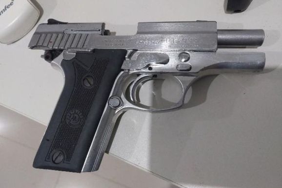 Homem &eacute; preso com pistola carregada durante abordagem da PM na BR-429