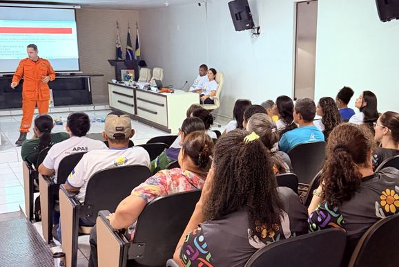 Bombeiros capacitam profissionais de APAEs da regi&atilde;o da 429 em primeiros socorros