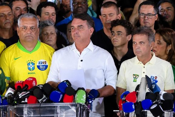 Fl&aacute;vio Bolsonaro contesta resultado eleitoral e anuncia pedido de anula&ccedil;&atilde;o do pleito
