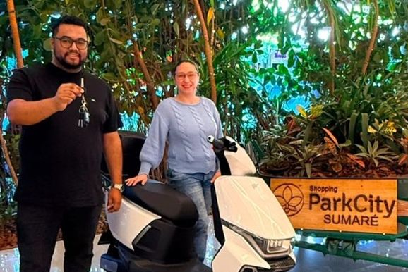 Moradores de Sumar&eacute; e Paul&iacute;nia ganham motos el&eacute;tricas e TV em campanha do ParkCity