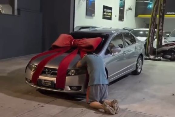Casal de Sumar&eacute; se emociona ao realizar sonho de comprar carro e v&iacute;deo viraliza