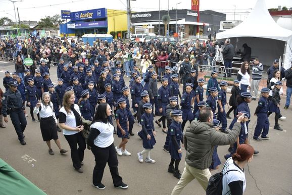 Desfile de 7 de Setembro re&uacute;ne cerca de 240 participantes e destaca inclus&atilde;o em Sumar&eacute;