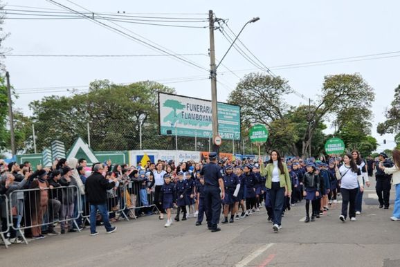 Frio n&atilde;o afasta p&uacute;blico e estreia de escolas c&iacute;vico-militares marca 7 de Setembro 
