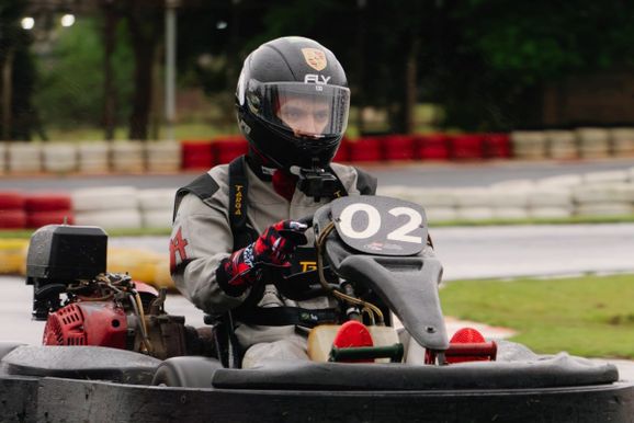 Jovem piloto de Sumar&eacute; realiza sonho de pilotar carro de corrida pela primeira vez