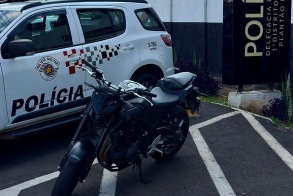 PM apreende drogas e recupera motocicleta roubada em Sumar&eacute;