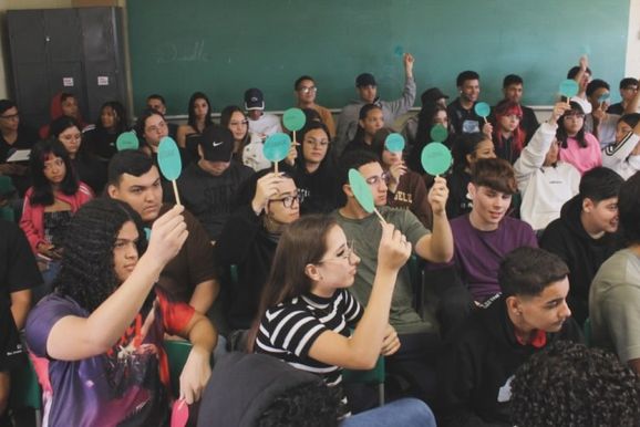 Programa Mam&atilde;e Bem Querer leva orienta&ccedil;&atilde;o sobre gravidez na adolesc&ecirc;ncia e ISTs a escolas 