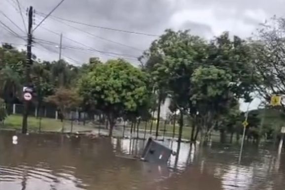 Em Sumar&eacute;, chuva, em Paul&iacute;nia, um temporal destruidor.