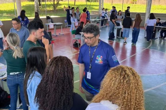 Feira cient&iacute;fica re&uacute;ne estudantes de escolas estaduais da regi&atilde;o em Sumar&eacute;