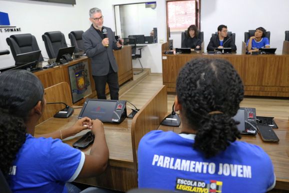 Parlamento Jovem de Sumar&eacute; prop&otilde;e distribui&ccedil;&atilde;o gratuita de absorventes nas escolas
