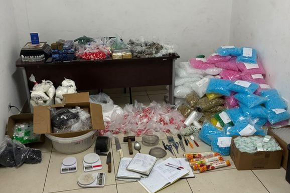 PM apreende 26,6 kg de drogas e 30 litros de lan&ccedil;a-perfume; quatro s&atilde;o presos em Sumar&eacute;