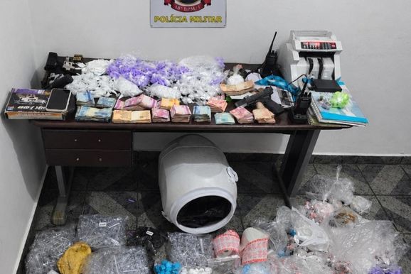 PM apreende quase 4 kg de drogas, arma e ca&ccedil;a-n&iacute;queis em estabelecimento de Sumar&eacute;