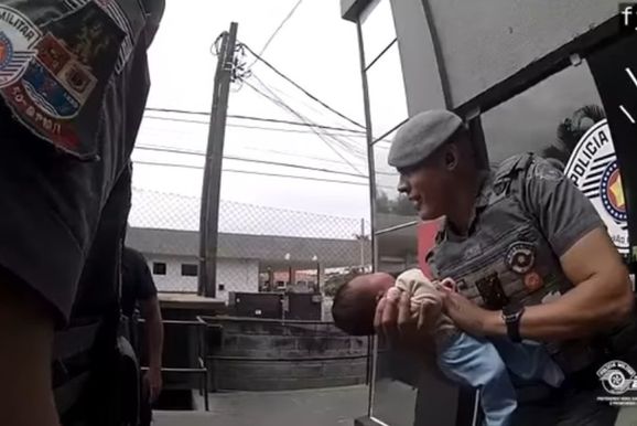 Policial militar salva rec&eacute;m-nascido de 7 dias ap&oacute;s engasgamento no interior de SP