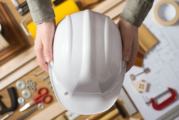 Constru&ccedil;&atilde;o civil exige cuidados especiais para evitar acidentes com a rede el&eacute;trica