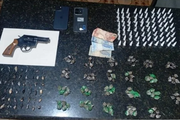 Pol&iacute;cia Militar prende dois suspeitos e apreende drogas e arma de fogo em Surubim