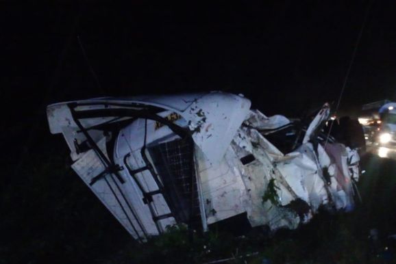 Caminhoneiro morre em grave acidente entre tr&ecirc;s ve&iacute;culos na BR-277