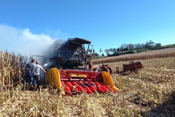 Inc&ecirc;ndio em colheitadeira mobiliza equipes de socorro em propriedade rural