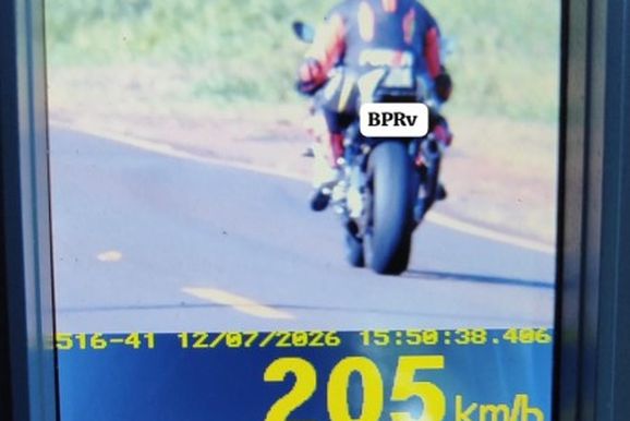 Motociclista &eacute; flagrado a 205 km/h e outros 1,6 mil motoristas s&atilde;o multados em 15 dias