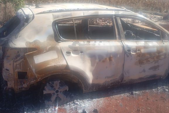 SUV roubado &eacute; encontrado completamente destru&iacute;do pelo fogo em Toledo
