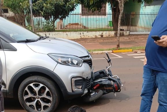 Adolescente fica ferido ap&oacute;s acidente entre carro e moto el&eacute;trica em Toledo