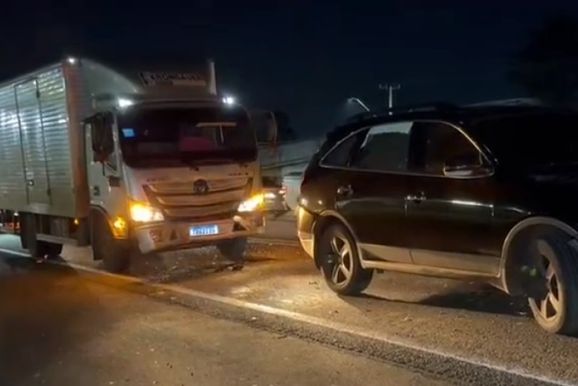 Beb&ecirc; de 21 dias &eacute; levado ao hospital ap&oacute;s acidente com tr&ecirc;s ve&iacute;culos na BR-277