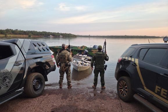 BPFRON e Pol&iacute;cia Federal apreendem 540 kg de maconha e embarca&ccedil;&atilde;o no Lago de Itaipu