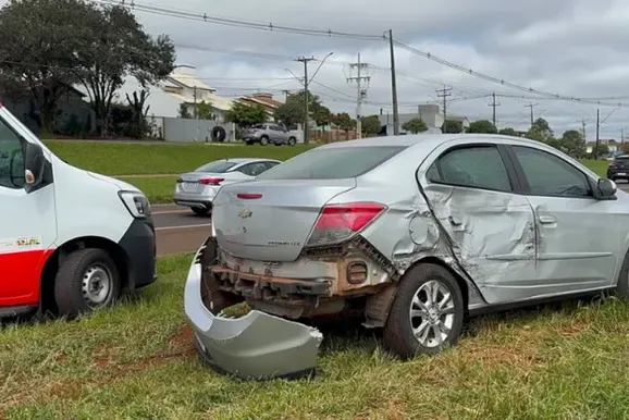 Carro quase capota ap&oacute;s ser atingido por caminhonete na regi&atilde;o Oeste