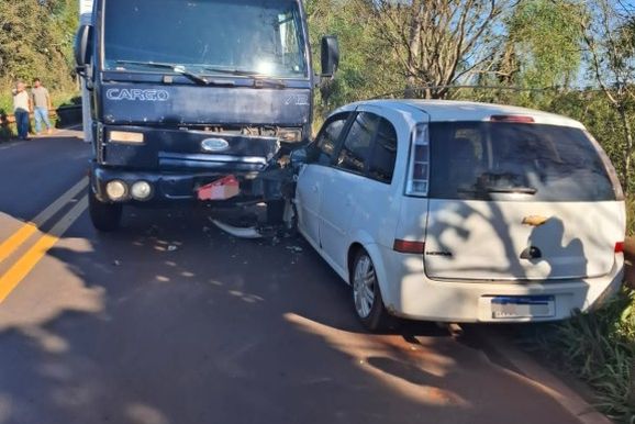 Engavetamento entre caminh&otilde;es e carro deixa uma mulher ferida na PR-182