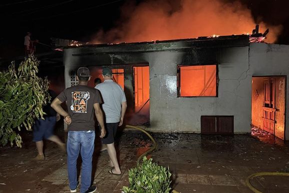 Moradores perdem tudo ap&oacute;s casa pegar fogo na regi&atilde;o