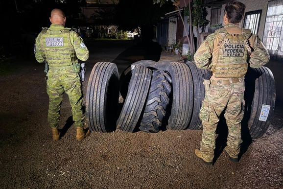Pneus de caminh&atilde;o de origem paraguaia s&atilde;o apreendidos em dep&oacute;sito clandestino no Oeste