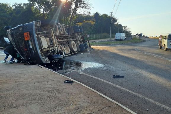 Pol&iacute;cia Rodovi&aacute;ria se manifesta sobre tombamento de caminh&atilde;o; bloqueio no local continua