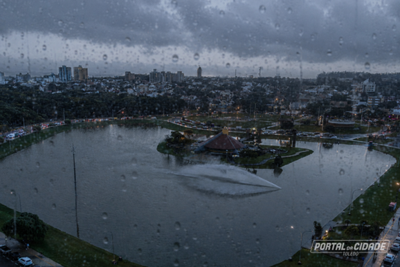 Segunda-feira ser&aacute; de chuva e risco de temporais em Toledo