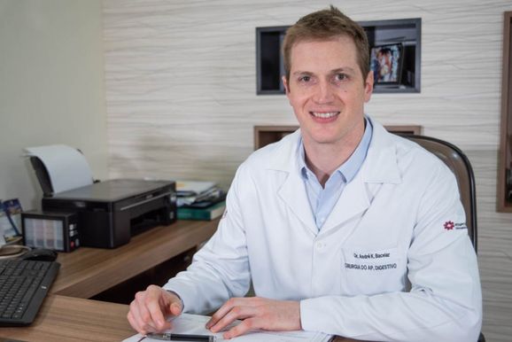 Dor abdominal intensa pode ser diverticulite; especialista fala sobre a doença