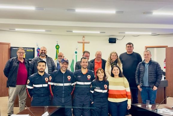 Socorristas que atuaram em grave acidente na PR-182 recebem honraria do Legislativo
